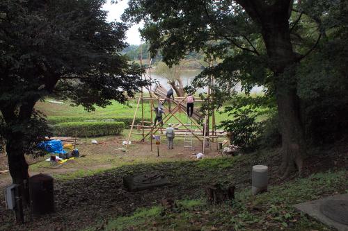 袖ケ浦公園内にある上総掘りのやぐらを取替作業の様子