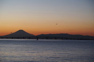 海浜公園から見る夕日と富士の写真