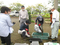 第11回、受講生が培養土の準備をしている様子の写真