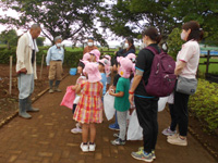 組合長が吉野田保育所の園児達にあいさつをしている様子の写真
