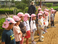 福王台保育所の園児達が始めの会をしている様子の写真
