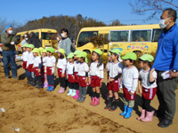 長浦保育園の園児達が管理組合員にお礼を伝えている様子の写真