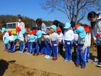 中川幼稚園の園児達が始めの会をしている様子の写真