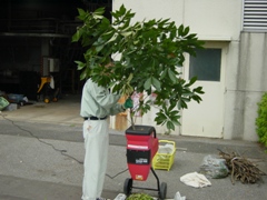 粉砕機（使用中）の写真