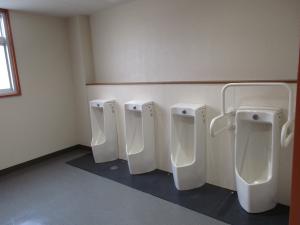 蔵並小学校改修後男子トイレ