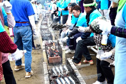 さんま祭りで沢山の秋刀魚を焼いている様子