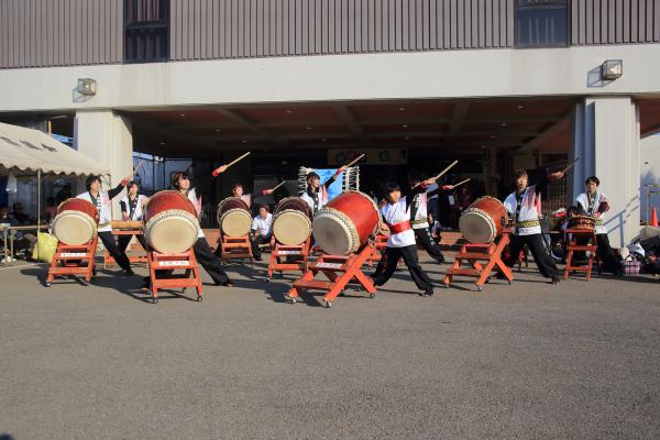 根形公民館まつりで太鼓を披露している画像