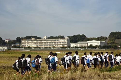 田園風景を袖ケ浦高校の生徒が歩いている画像