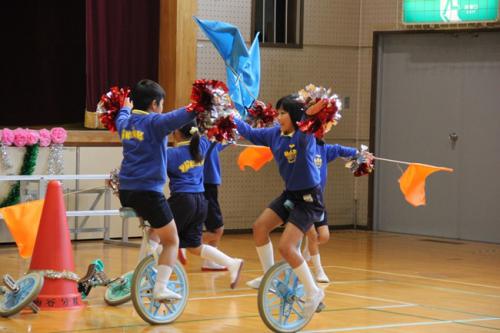 平岡公民館まつりで一輪車ダンスを披露する幽谷分校生徒の画像