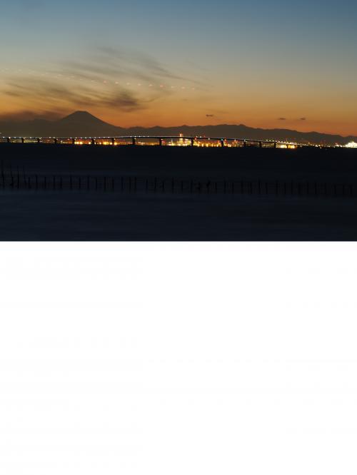 夜のアクアラインと飛行軌跡の写真