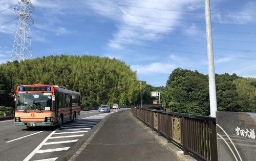 宮田大橋を行く小湊バス