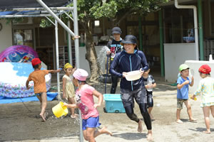 子供たちと遊ぶ石崎さんの画像