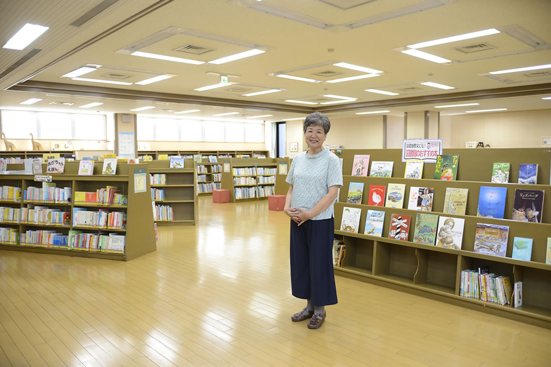 図書館内で立っている今井さんの画像