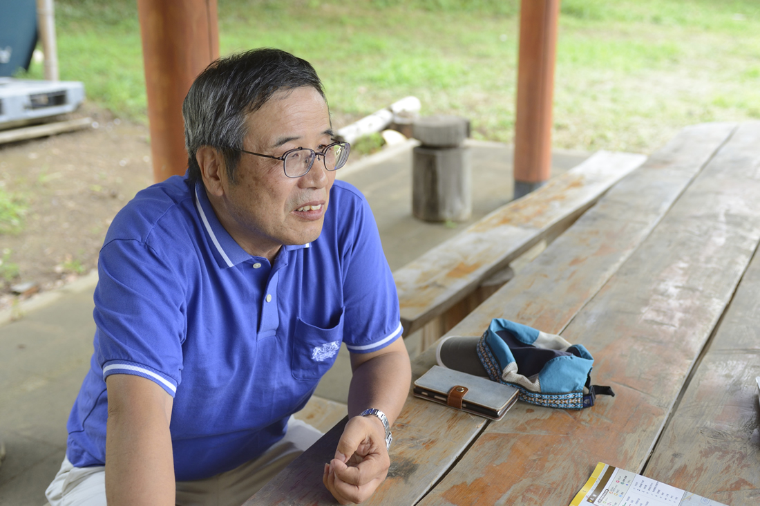 椅子に座ってインタビューをうける赤松さんの画像