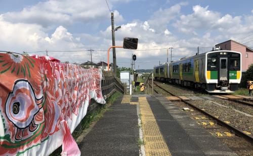 「小さな駅の鯉のぼり」の写真