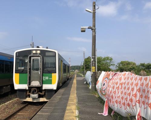 「鯉のぼりに迎えられ、久留里行き到着」の写真