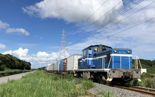 「夏空を走る京葉臨海鉄道」の写真