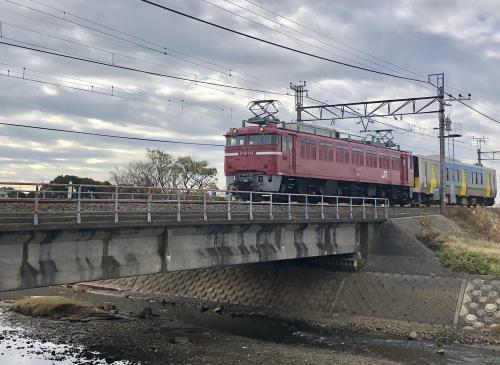 浮戸川を渡るEF81と久留里線の写真