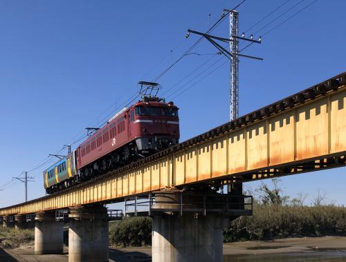 EF81と久留里線、小櫃川鉄橋を渡るの写真