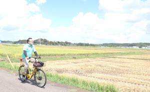 田園風景を眺めてサイクリングする市長