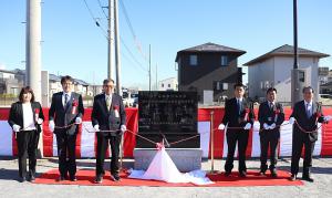鈴木清算人代表とともに記念碑を披露する市長