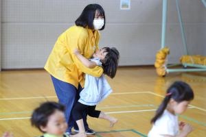 ジュニアリーダースのお姉さんと子どもの写真