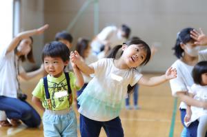 レクリエーションをしている子ども写真