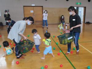 レクリエーションをしている親子の写真