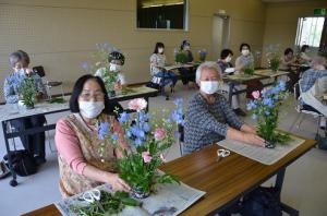 講座生が花を生けている写真