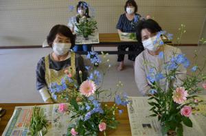 講座生が花を生けた写真