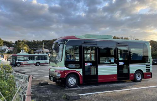 朝のバス車庫