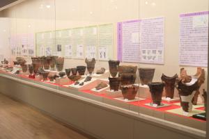縄文土器の展示の写真