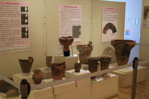 縄文土器の展示の写真