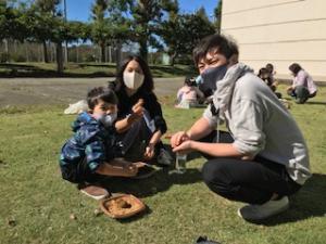 親子で泥団子を作っている様子