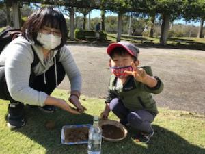 親子で泥団子を作っている様子