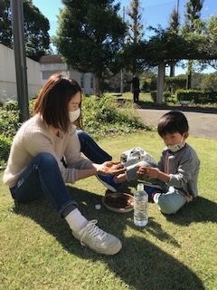 親子で泥団子を作っている様子