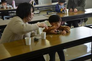 幼児食の試食をしている様子