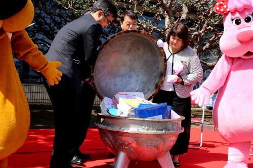 タイムカプセル開封式の写真