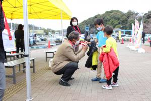 議員によるゆりの里での募金の様子