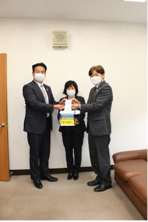 募金を市へ渡す様子