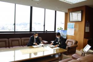 提言書とともに市長に申入れを行いました