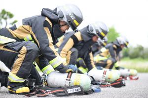 防火衣・空気呼吸器着装訓練の写真
