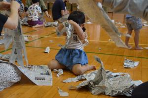 新聞紙で遊んでいる写真