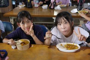 カレーを食べる子どもたちの写真