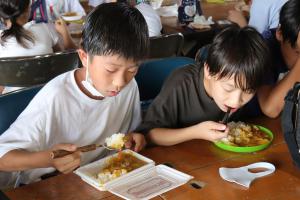 カレーを食べる子どもたちの写真