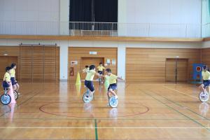 一輪車ダンスを練習中の子どもたちの写真