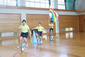 一輪車ダンスを練習中の子どもたちの写真