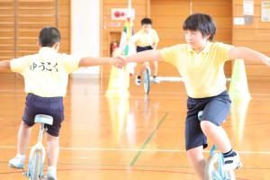 一輪車ダンスを練習中の子どもたちの写真