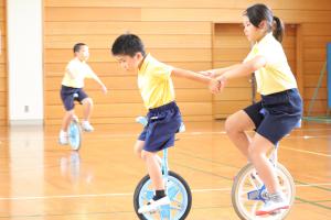 一輪車ダンスを練習中の子どもたちの写真