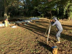 土器などが発見された高さを計測しています